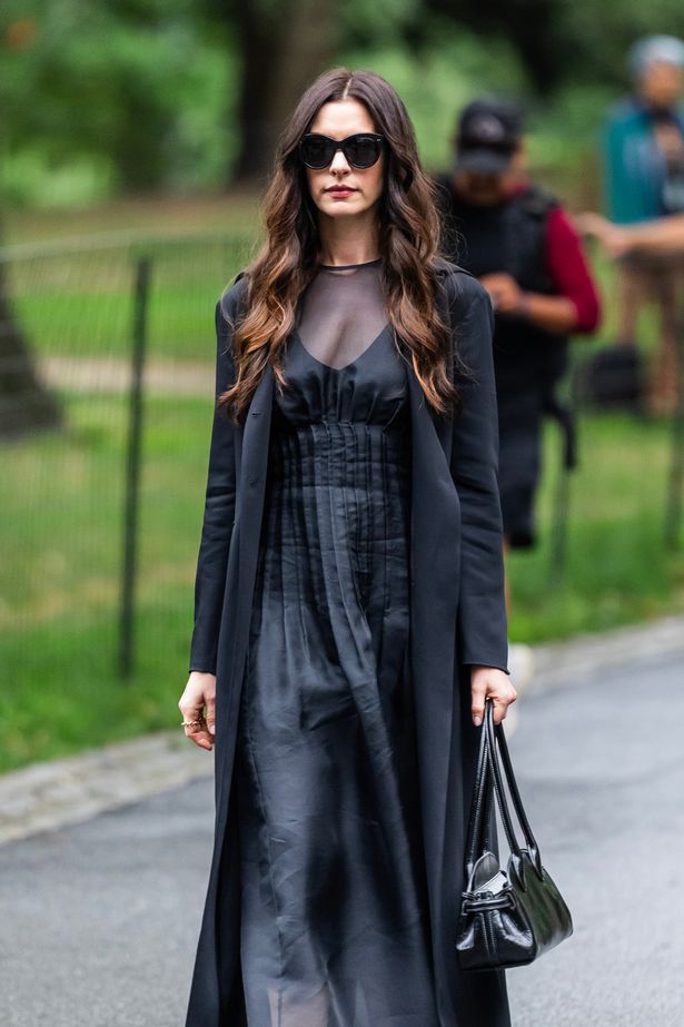 آن هاثاواي ، باللون الأسود ، تصوير Devil Wears Prada 2 في مدينة نيويورك.