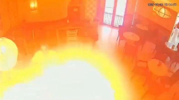 يلتقط CCTV اللحظة التي أشعل فيها الرجل النار على مقهى بعد أن حرم من المايونيز