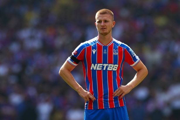 لندن ، إنجلترا - 10 أغسطس: ينظر آدم وارتون من Crystal Palace خلال مباراة درع مجتمع FA 2025 بين Crystal Palace و Liverpool على ملعب Wembley في 10 أغسطس 2025 في لندن ، إنجلترا. (تصوير كريس برونسكيل/فانتاسيستا/غيتي إيموكيز)