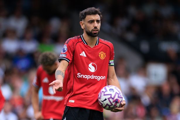 برونو فرنانديز يتفاعل خلال فولهام ضد مانشستر يونايتد