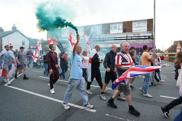 العشرات من الاحتجاجات ، مثل هذا في Epping ، Essex ، Happebed خلال عطلة نهاية الأسبوع