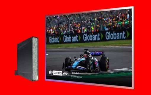 تلفزيون Toshiba 4 كيلو باضة 4K يعرض Sky Sports ، أمام خلفية حمراء