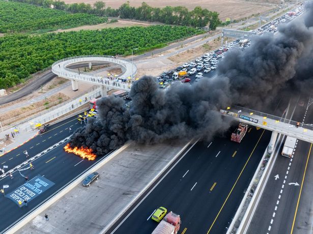 الحصار المحترق في Tel Aviv Sparks عنق الزجاجة