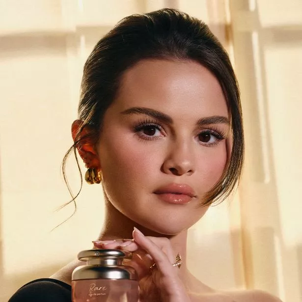سيلينا جوميز يحمل العطر