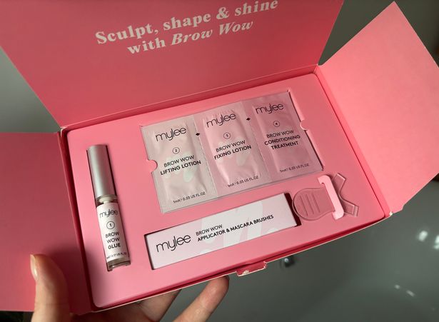 لورا التي تحمل طقم التصفيح Mylee Brow Wow