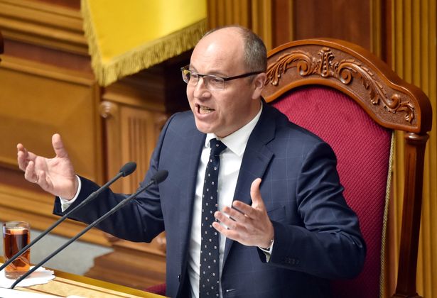 نتحدث البرلمان الأوكراني أندري باروبيري وهو يتحدث إلى المشرعين خلال جلسة استماع غير عادية للبرلمان في كييف في 22 مايو 2019