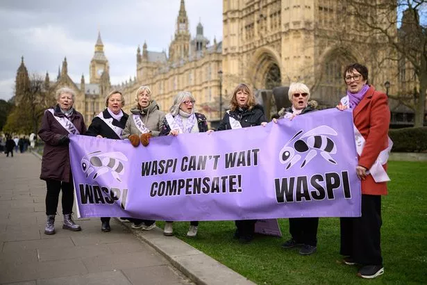 لندن ، إنجلترا - 17 مارس: مجموعة من النساء اللائي يمثلن مجموعة Waspi Prate Resport خارج دور البرلمان خلال مظاهرة في 17 مارس 2025 في لندن ، إنجلترا. تسعى منظمة عدم المساواة في المعاشات التقاعدية (WASPI) إلى مراجعة قضائية بعد أن قالت الحكومة في ديسمبر إنها لن تدفع تعويضات ، في أعقاب تقرير أمين المظالم البرلماني الذي وجد أن النساء المولودين في الخمسينيات لم يتم إبلاغهم بشكل صحيح بالتغييرات في سن التقاعد في الولاية وعانين من ظلم. (تصوير ليون نيل/غيتي إيموكيز)
