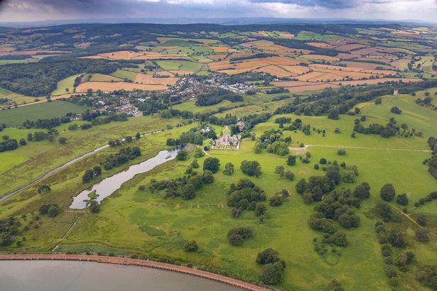 قلعة Powderham من السماء