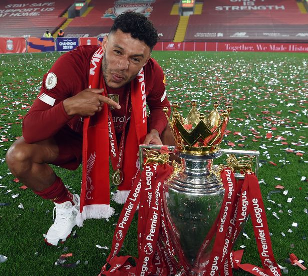 Alex Oxlade-Chamberlain من ليفربول مع كأس الدوري الإنجليزي الممتاز