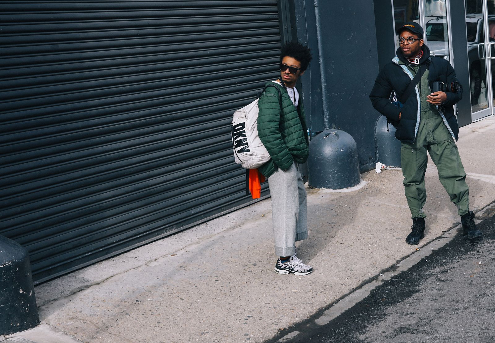 قد تحتوي الصورة على ملابس ملابس ملابس أحذية شخصية الإنسان سراويل للمشاة Spike Lee Coat and Over