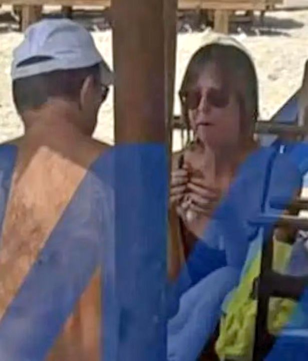 تظهر ميشيل في صورة أصدرتها وسائل الإعلام اليونانية ، مع الزوج كريستوس