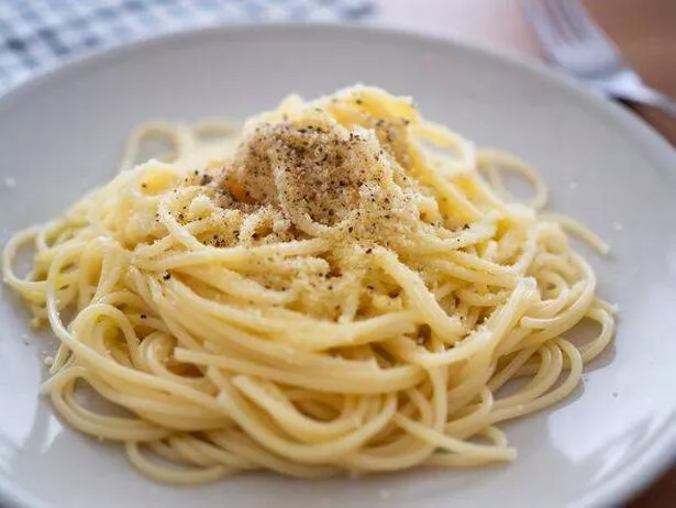 صفيحة من المعكرونة cacio e pepe