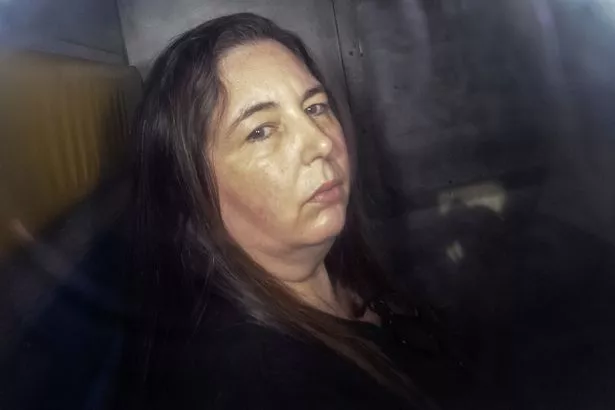إرين باترسون يصل إلى المحكمة في الجزء الخلفي من سيارة نقل السجون
