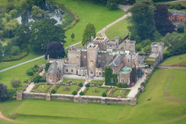 صورة جوية لقلعة Earl of Devon's Powderham ، بجانب نهر Exe.