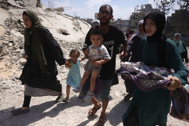 الفلسطينيون المرعوبون يفرون من حي سافتوي في جاباليا في غزة