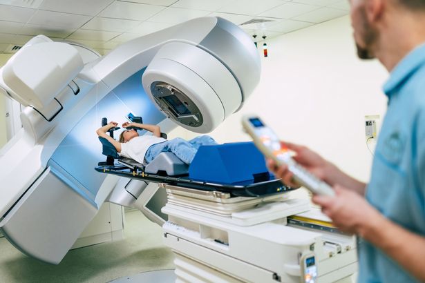 علاج السرطان في عيادة طبية خاصة أو مستشفى مع تسارع خطي. فريق الأطباء المحترفين يعملون أثناء خضوع المرأة للعلاج الإشعاعي للسرطان
