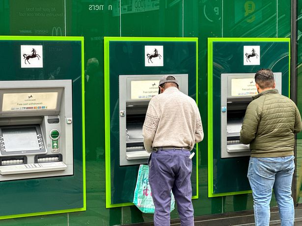 مانشستر ، إنجلترا ، المملكة المتحدة - 31 مايو 2024: العملاء يسحبون الأموال من نقاط النقود في فرع بنك لويدز في وسط المدينة