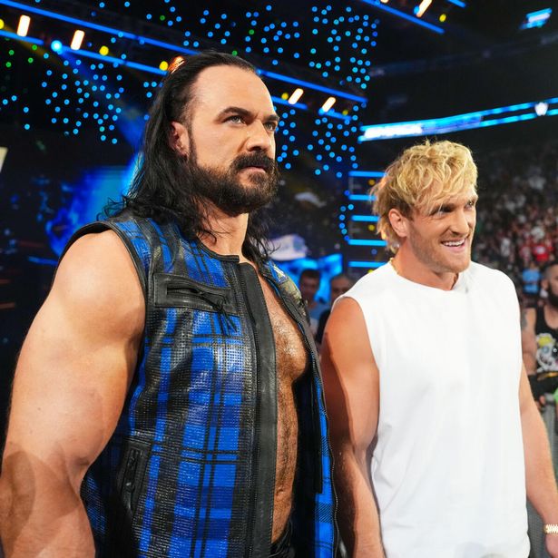 نجم WWE وحلفاء Drew McIntyre و Logan Paul