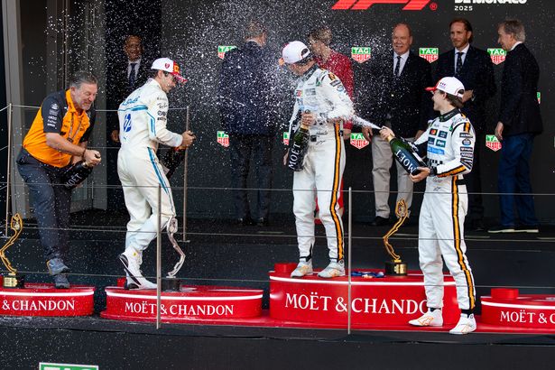 يقوم سائقو F1 برش بعضهم البعض مع الشمبانيا بعد الانتهاء من المنصة