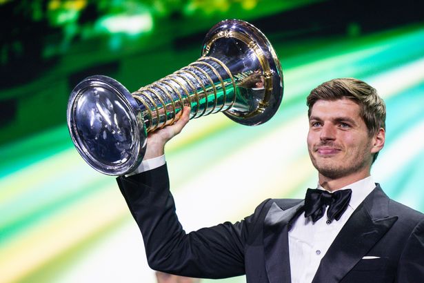 Max Verstappen يرفع لقبه F1