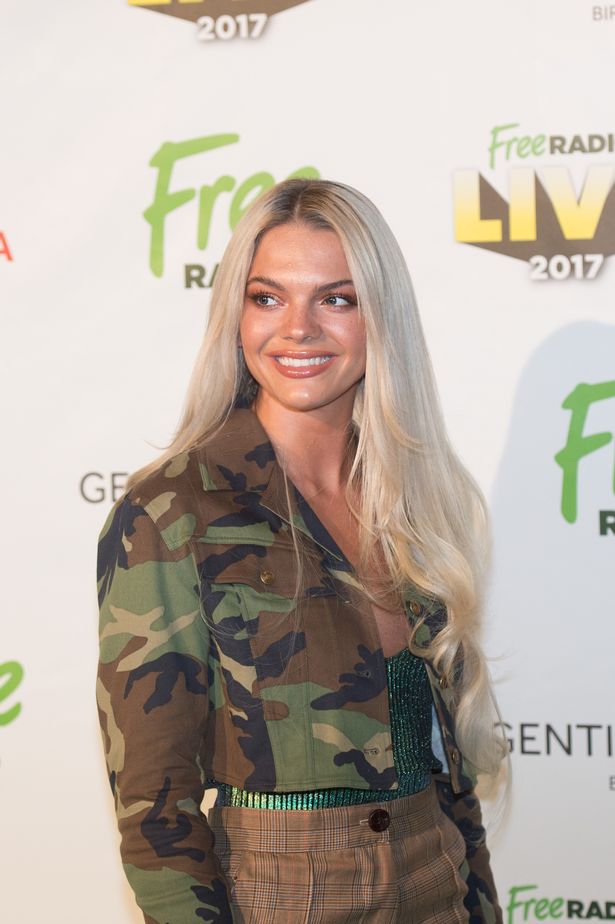 ستدير Olly إضاءة Blackpool مع نجمة X Factor Louisa Johnson