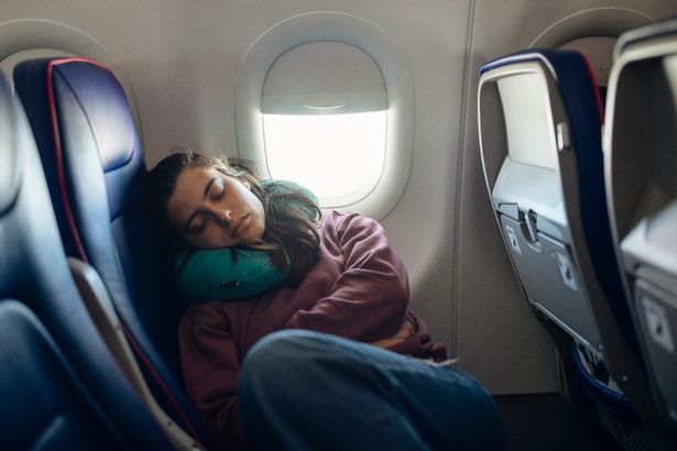 امرأة نائمة على متن الطائرة