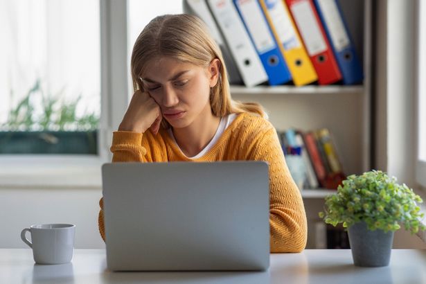 امرأة تعمل على الكمبيوتر المحمول
