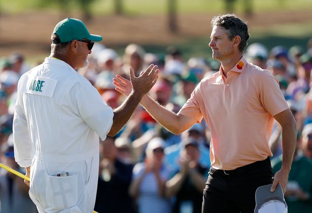 جاستن روز من إنجلترا يهز يديه مع Caddy Mark Fulcher