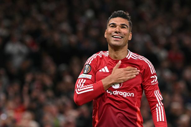 يحتفل Casemiro بعد تسجيل هدف مانشستر يونايتد الثاني خلال مباراة كرة القدم في الدوري EEFA Eupan