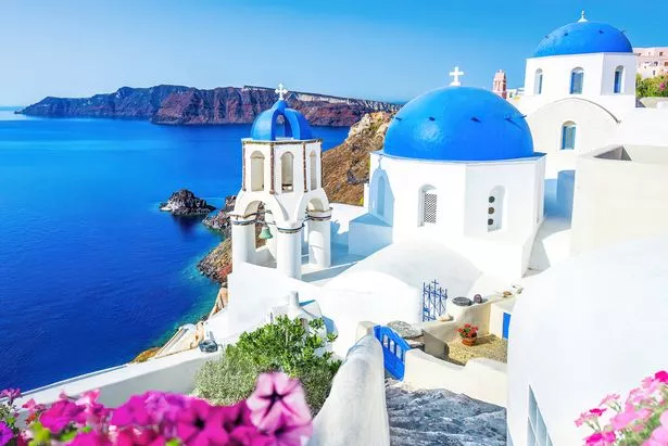 OIA ، Santorini هي قرية خلابة تطفو على منحدرات الجزيرة البركانية الشهيرة في اليونان.
