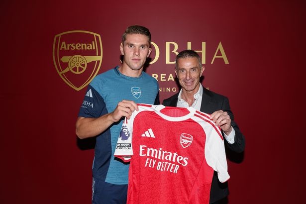 لندن كولني ، إنجلترا - 27 يوليو: (ص) توقيع Arsenal الجديد Viktor Gyokeres مع المدير الرياضي Andrea Berta في مركز Sobha Realty Training Center في 27 يوليو 2025 في لندن كولني ، إنجلترا. (تصوير ستيوارت ماكفارلين/أرسنال FC عبر Getty Images)