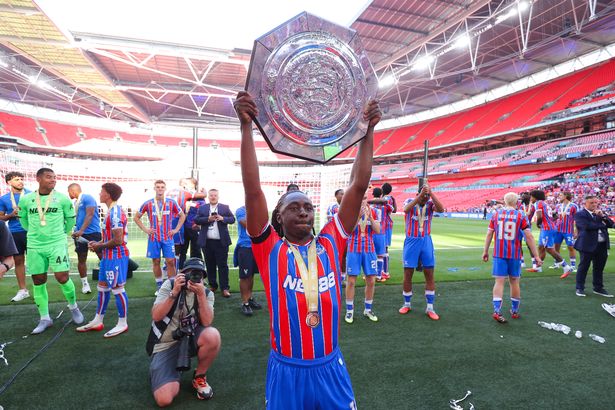 يحتفل Eberechi Eze بالفوز بدرع المجتمع مع Crystal Palace