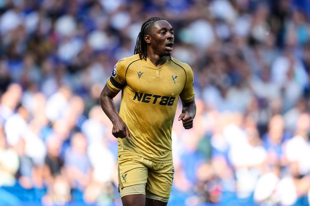 Eberechi Eze في العمل من أجل Crystal Palace ضد تشيلسي
