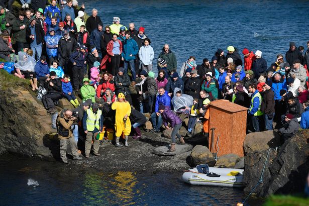 EASDALE ، اسكتلندا - 25 سبتمبر: يتنافس المنافسون في بطولة العالم للحجر ، الذي أقيم في جزيرة Easdale في 25 سبتمبر 2013 في Easdale ، Seil ، اسكتلندا. تقام البطولات يوم الأحد الماضي في سبتمبر من كل عام على Easdale ، وهي أصغر جزيرة مأهولة بالحيوية الداخلية. (تصوير جيف ج. ميتشل/غيتي إيمايز)