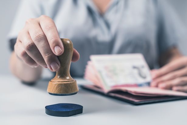 الهجرة والسيطرة على جوازات السفر في المطار