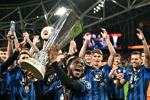 يحتفل النجم النيجيري في أتالانتا أديمولا لوكمان بالكأس بعد فوزه خلال نهائي دوري أوروبا في الاتحاد الأوروبي لكرة القدم