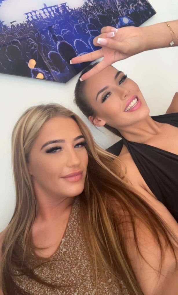 لا تزال لورين هولمز ، 27 عامًا ، وأوبوني كوردينجلي ، 26 عامًا ، في المستشفى بعد إصابتها بسيارة أجرة