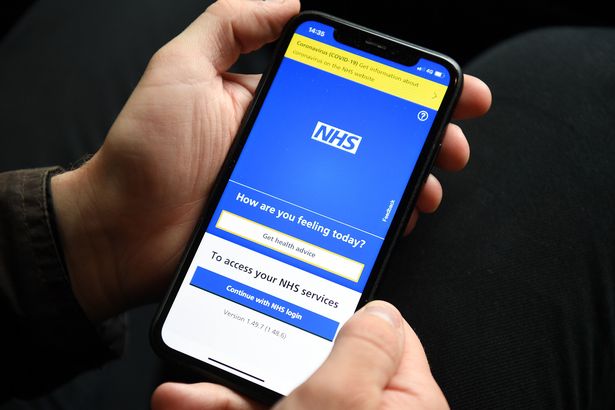 صورة تطبيق NHS على الهاتف الذكي