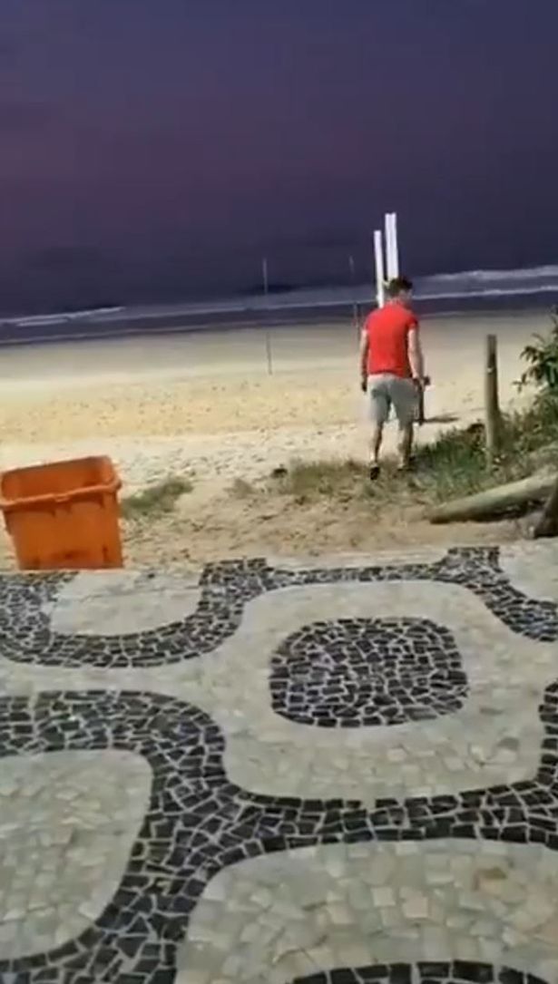 يظهر الفيديو السائح البريطاني المخدر على رمال شاطئ Ipanema ،