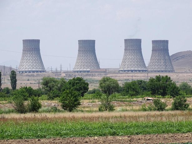 تُظهر Metsamor ، مقاطعة Armavir ، Armenia Photo أبراج التبريد لمحطة توليد الطاقة النووية Metsamor. 