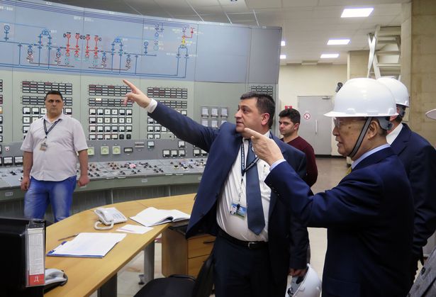 داخل محطة توليد الطاقة النووية داخل Metsamor خلال زيارة لعام 2019 من قبل رئيس الوكالة الدولية للطاقة الذرية Yukiya Amano