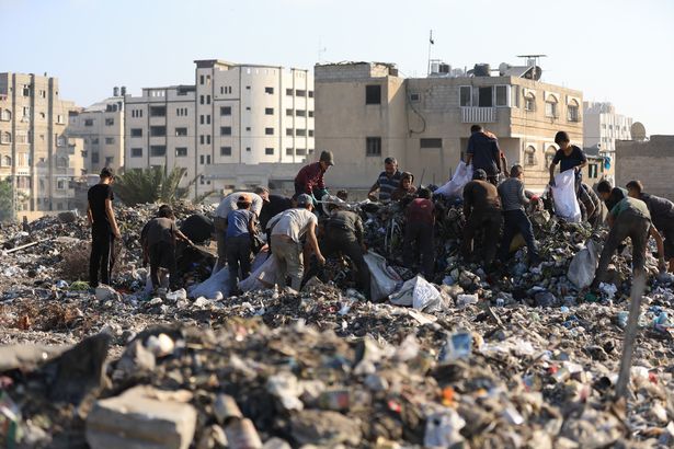 يبحث الفلسطينيون عن قصاصات طعام أو مواد قابلة للبيع في ساعات في مقالب القمامة حول سوق Firas على الرغم من الرائحة الثقيلة في مدينة غزة ، غزة في 2 أغسطس 2025. بسبب هجمات إسرائيل المستمرة وسياستها من الجوع في غزة ، فإن العديد من الفلسطينيين يجبرون على التحول إلى تفتت الملابس لتلبية احتياجاتهم الأساسية. (تصوير Dawoud Abo Alkas/Anadolu عبر Getty Images)