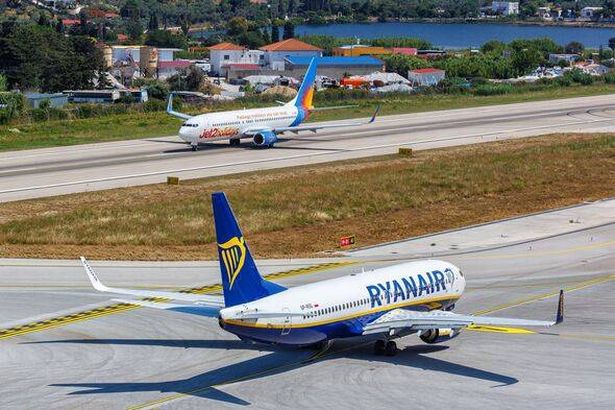 Ryanair and Jet2 Boeing 737-800 Airplanes في مطار Skiathos في اليونان