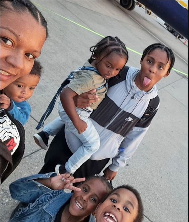 يتم تصوير معظم العائلة لأنها تستعد على متن طائرة