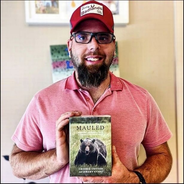 كتب جيريمي كتابًا - Mauled - توثيق بقاءه