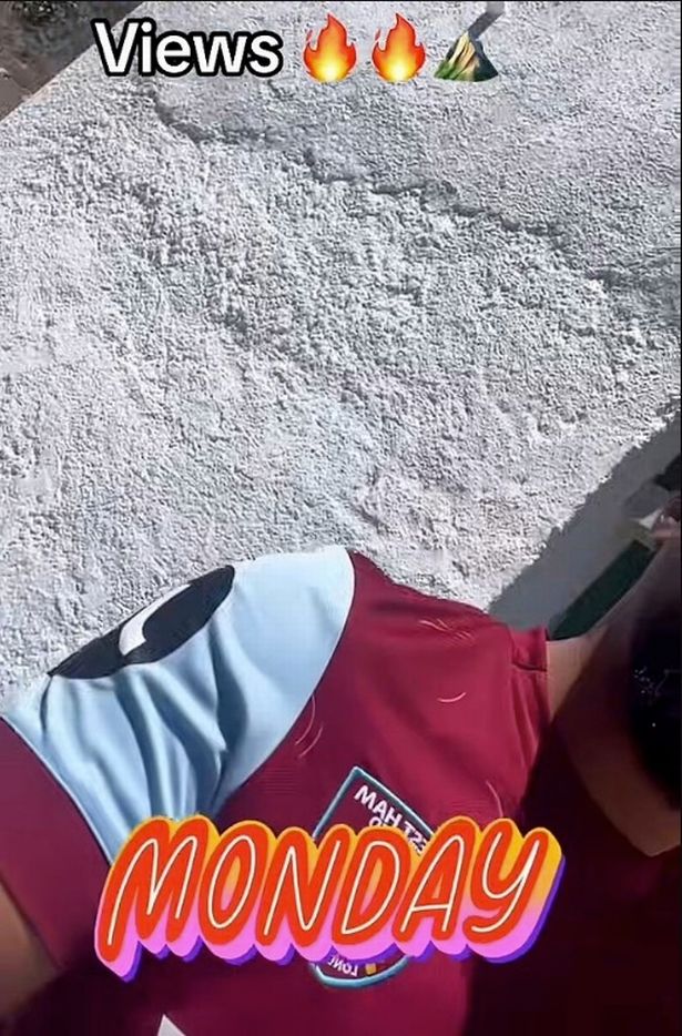 إنه يظهر ستيفن روكاس ، وهو يرتدي قميصًا في ويست هام ، في عطلة