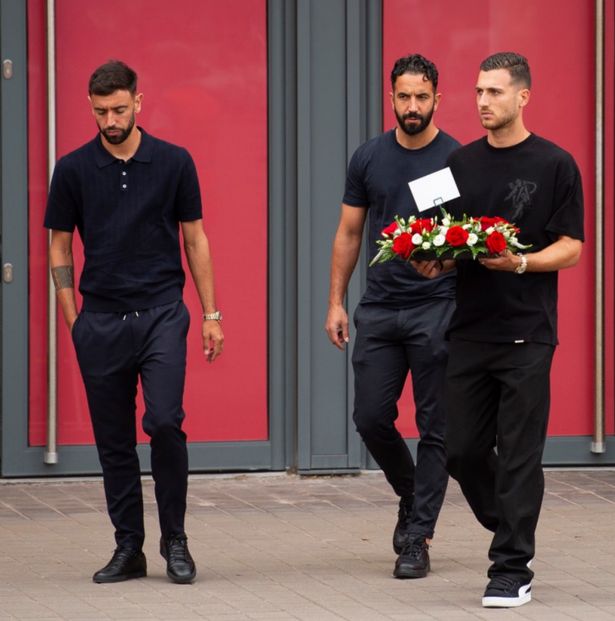 روبن أموريم برونو فرنانديز وديوغو دالوت يضعون إكليلا