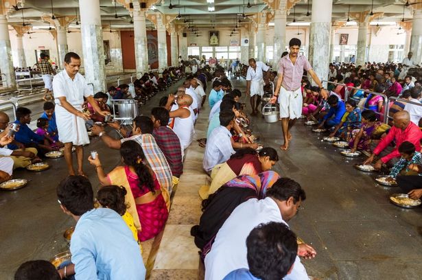 داخل معبد Dharmasthala أثناء خدمة الوجبات