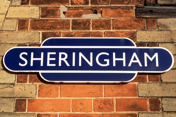 عن قرب من علامة Sheringham على منصة محطة سكة حديد Sheringham في مدينة Sheringham الساحلية في نورفولك ، المملكة المتحدة.