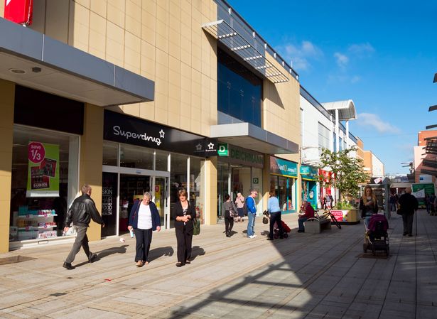 King's Lynn ، Norfolk ، إنجلترا - 23 سبتمبر 2015: المتاجر والمتسوقين في مركز تسوق Vancouver Quarter في King's Lynn ، وهو ميناء ومدينة على الساحل الغربي لنورفولك ، إنجلترا. تم تسمية مركز التسوق على اسم الكابتن جورج فانكوفر ، وهو مواطن من كينغ لين ، الذي يشتهر باستكشافه لساحل شمال غرب المحيط الهادئ في أمريكا الشمالية وجزيرة هاواي وجنوب غرب أستراليا. تتم تسمية فانكوفر وجزيرة فانكوفر في كندا.